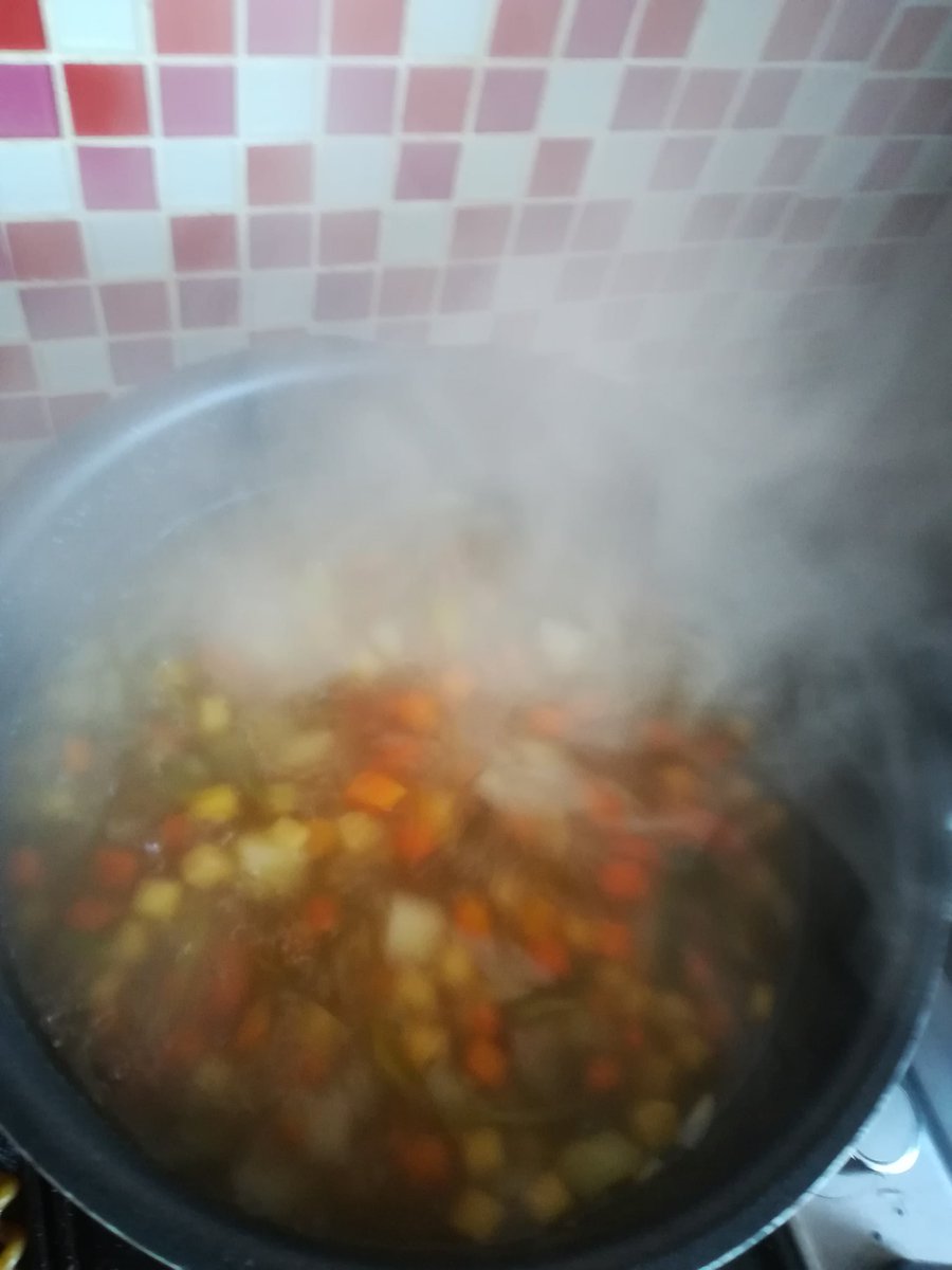 bigchrys2's tweet photo. On Sundays we bake, make and slow cook! #lazysunday #baking #soup #slowroast #slowcooker #puffcandy #birthdaycake #merringue #pavlova #cindertoffee #ayrshire #eastayrshire https://t.co/jF2HaOypH1