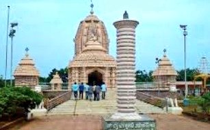 Vizagapatnam and and chief patron of Utkal Sankrutika Samaj, contributed to the construction of the Jagannath temple on Daspalla Hills; Member of the General Council of the Rajkumar college, Raipur and Central advisory board on Anthropology; M.P. (Lok Sabha) 1962/19672/n