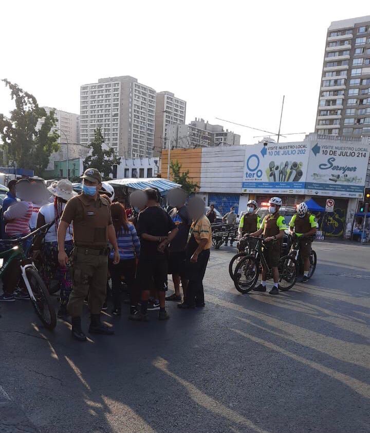 Muni_Stgo's tweet photo. #Santiago: esta mañana, en la feria 10 de Julio, se realiza fiscalización de permisos, normas sanitarias y comercio ambulante ilegal, por nuestros equipos de inspectores, @JefaturaRM y @Carabdechile y Ya hay 8 detenidos. Recuerda: los fines de semana estamos en cuarentena. https://t.co/9vQZnFt6VU