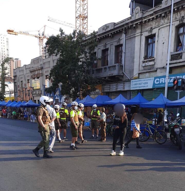Muni_Stgo's tweet photo. #Santiago: esta mañana, en la feria 10 de Julio, se realiza fiscalización de permisos, normas sanitarias y comercio ambulante ilegal, por nuestros equipos de inspectores, @JefaturaRM y @Carabdechile y Ya hay 8 detenidos. Recuerda: los fines de semana estamos en cuarentena. https://t.co/9vQZnFt6VU