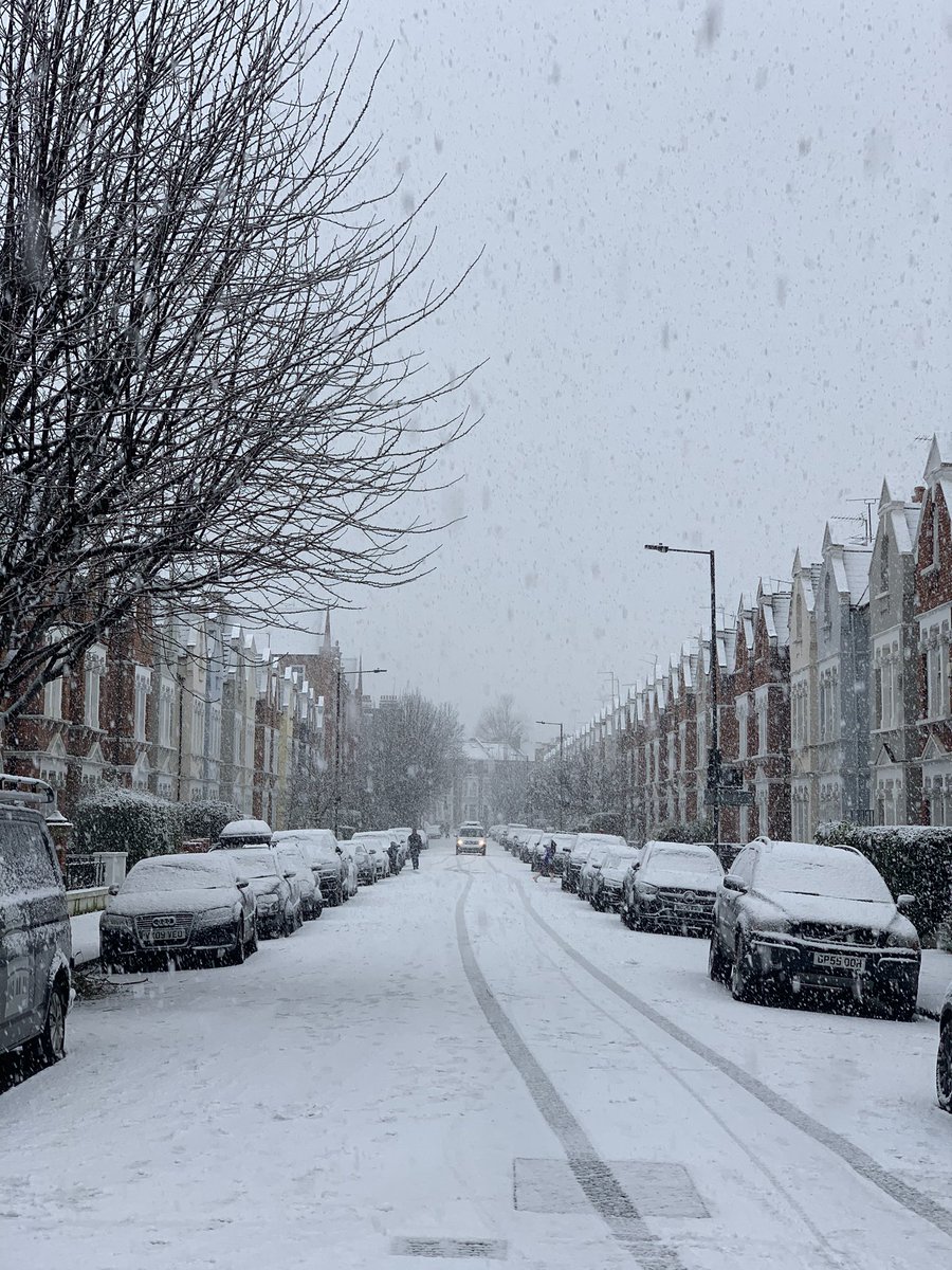 MyRedCarpetBody's tweet photo. Snow in #london this morning https://t.co/P4jtGxtN6d