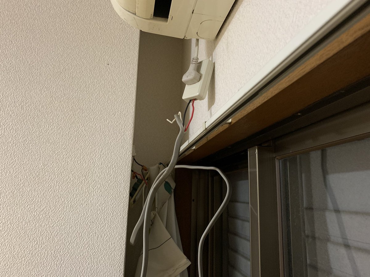 自宅のエアコン取り付けをお願いしたらコンセントから無理矢理延長されてしまった 施工業者としても苦肉の策だったのかも Togetter