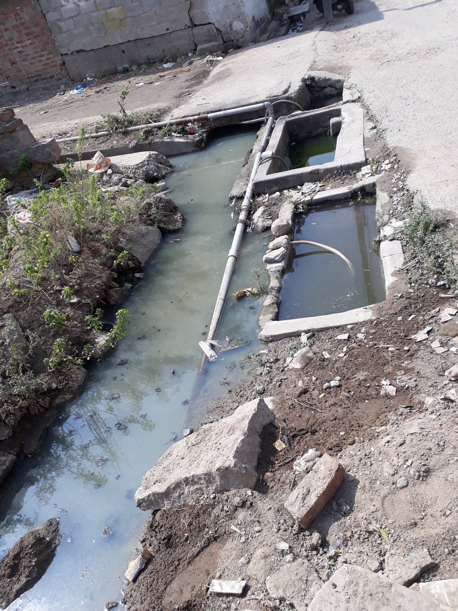 Bamahdi's tweet photo. #DirtyDrainWaters leaking in to water supply line resulting in supply of contaminated water #Div48 #UpperTekdi #SendhiBhatti @MC_Nizamabad Request urgent action on war foot basis in the larger interest of public health @Collector_NZB
@cdmatelangana
@arvindkumar_ias
@KTRTRS https://t.co/SJse2qJeJO