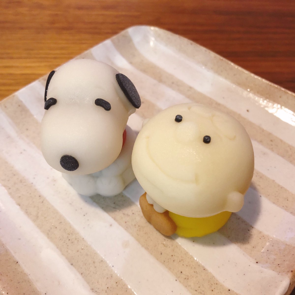 ট ইট র ゆんころ 旦那さんが買って来てくれたsnoopyの和菓子 可愛いから食べるのもったいなかった けど 真ん中からザックリ割っていただきました 食べマススヌーピー スヌーピー