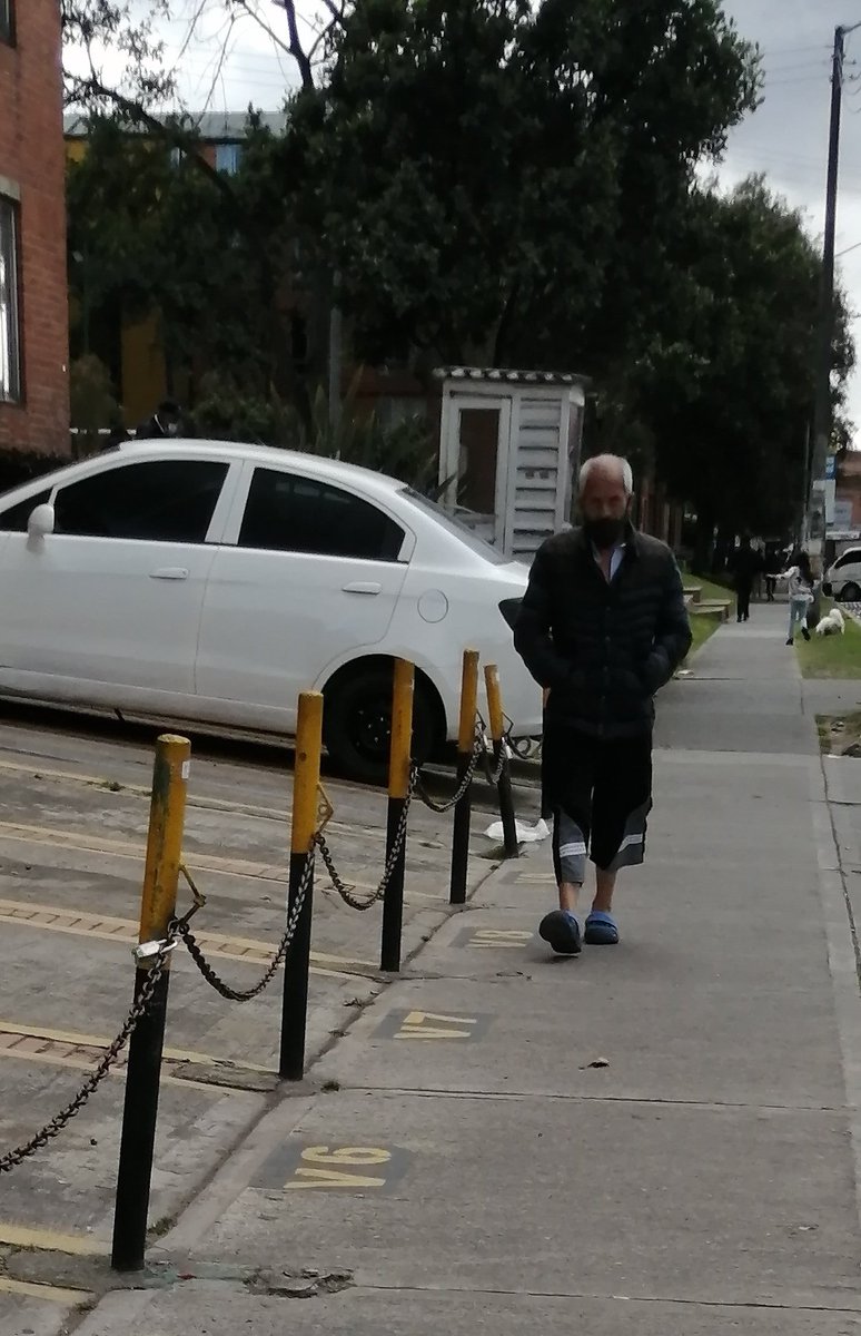 Me encontré al viejito, ya se despertó.