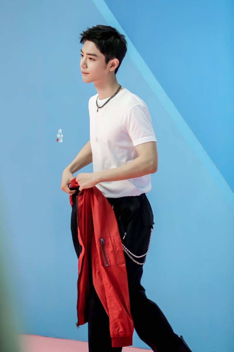xzhan1005's tweet photo. oh my 👀 

 © 持续升温·肖战 https://t.co/ce13WkAAvT