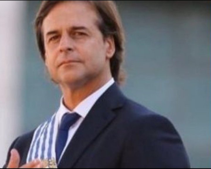 RochaPerna's tweet photo. El problema de la izquierda  es que @LuisLacallePou en tan sólo un año, con una Pandemia de por medio, hizo mucho más por la gente y por el país que ellos en sus 15 años de desGobierno.
No te gusta? Dos platos!!!
Porque éste será el primer quinquenio de muchos multicolores más!!! https://t.co/uLXXVrge31