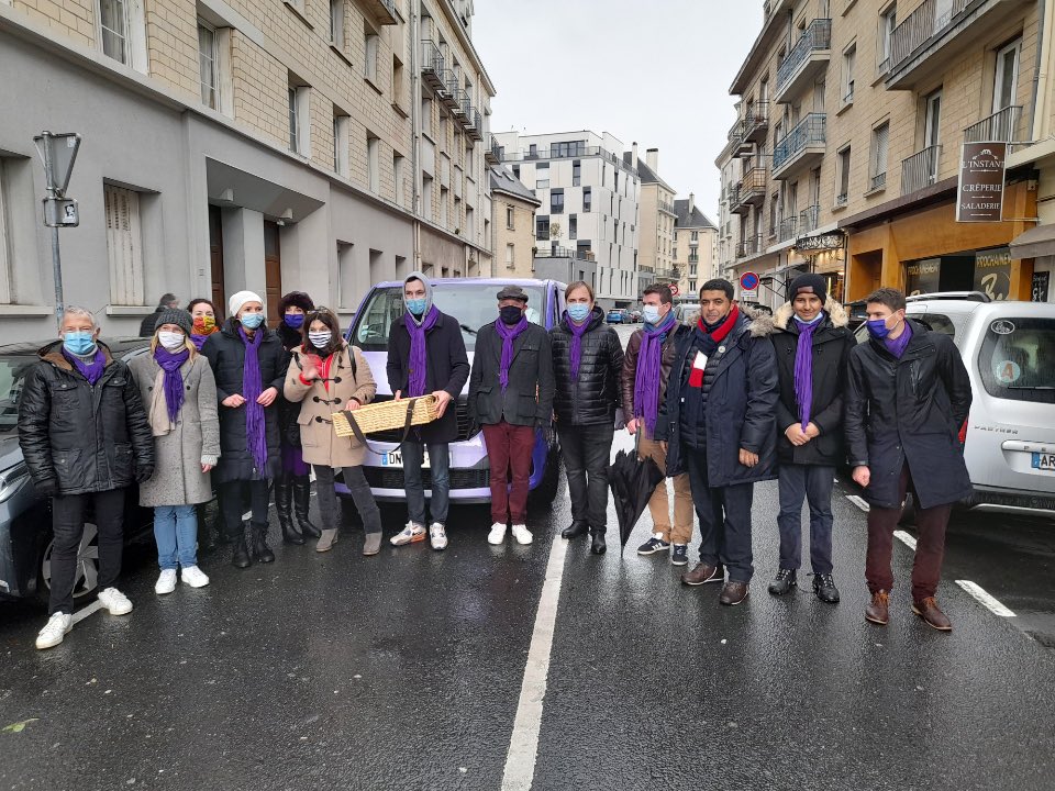 Belle équipe trempée ce matin au marché de <a href="/CaenOfficiel/">Ville de Caen</a> avec <a href="/MartineOllie/">Martine Ollié</a> <a href="/UDIjeunes/">UDI Jeunes</a> <a href="/BroutteLisa/">Lisa Broutté</a> <a href="/hakimmiftah2/">Hakim Miftah</a> <a href="/vermeulennicol4/">vermeulen nicolas</a> mais que d’eau   Que d’eau 🌧🌧🌧🌧