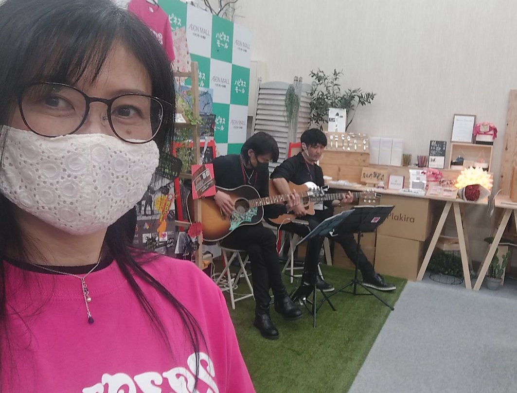 Good0v0's tweet photo. #イオンモール熱田 にて #日本初
#CreateurLabo 総勢40名のクリエーターさんで運営するテナントショップ🌷✨
クレラボミュージック広場にて🎸☆♬
先日、オリジナルTシャツ発売👕
このピンク色はイオン熱田限定‼️
凄く可愛いよ(*´˘`*)♥ https://t.co/ln3RC6g4bl