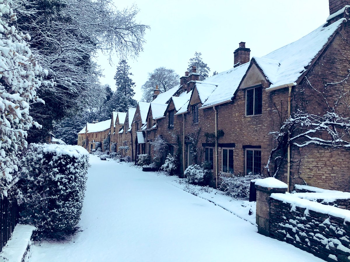CastleCombeNow's tweet photo. Castle Combe this morning.  #uksnow https://t.co/2KmXNcqNSc