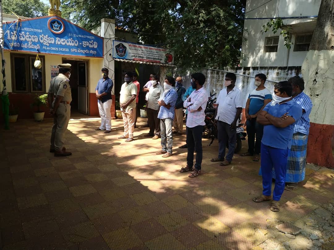 sp_nlr's tweet photo. *నెల్లూరు జిల్లా:*
➡️ జిల్లా యస్.పి. శ్రీ భాస్కర్ భూషణ్, IPS., గారి ఆదేశాల మేరకు ఆదివారం రౌడీ షీటర్లు, జూదరులు, ఎర్రచందనం కేసుల్లో ఉన్నవారికి కౌన్సెలింగ్ నిర్వహించిన పోలీసు అధికారులు... #meenesthampolicenellorepolice #appolice @appolice100 #rowdy #badcharacters #counseling https://t.co/75Zc1pPGGR
