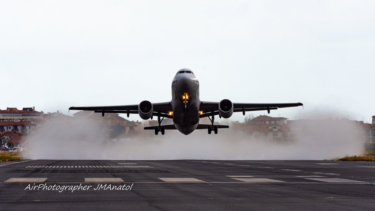 jmanatol's tweet photo. #BuenosDias
#Domingo
Este mediodía cuando llegue y se vaya el @Airbus #A319 de @Iberia en @DonostiAir veremos cómo hace un #SecandoPistaEnLESO cuando meta #FullReverse o ponga motores al 100% para el #despegue #FullPowerToFly✈️📷
#VuelaDesdeHondarribia
@JoseManu97 @PikerPilot https://t.co/DpsRo0wMpn