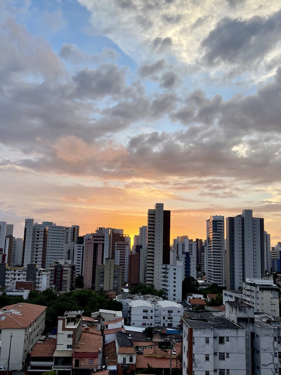 MagdaBFR's tweet photo. Bom dia, TL!!
E assim amanhece o dia em Fortaleza 🌞
#filtropraque https://t.co/mWCUjVzuma