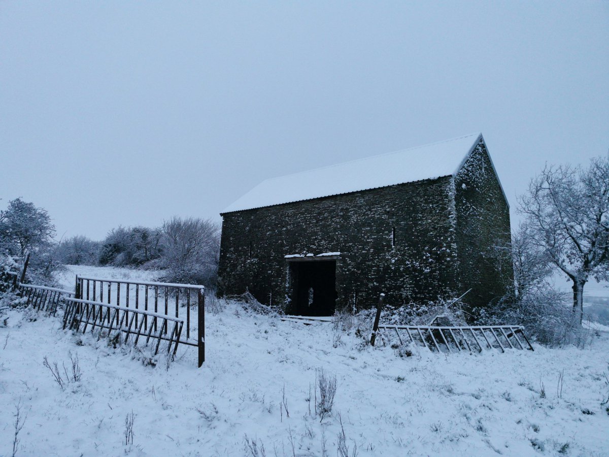 JOC456's tweet photo. ❄️ Top walk this morning. Fresh snow and no one else about. ❄️ https://t.co/IyAt0CW3eU