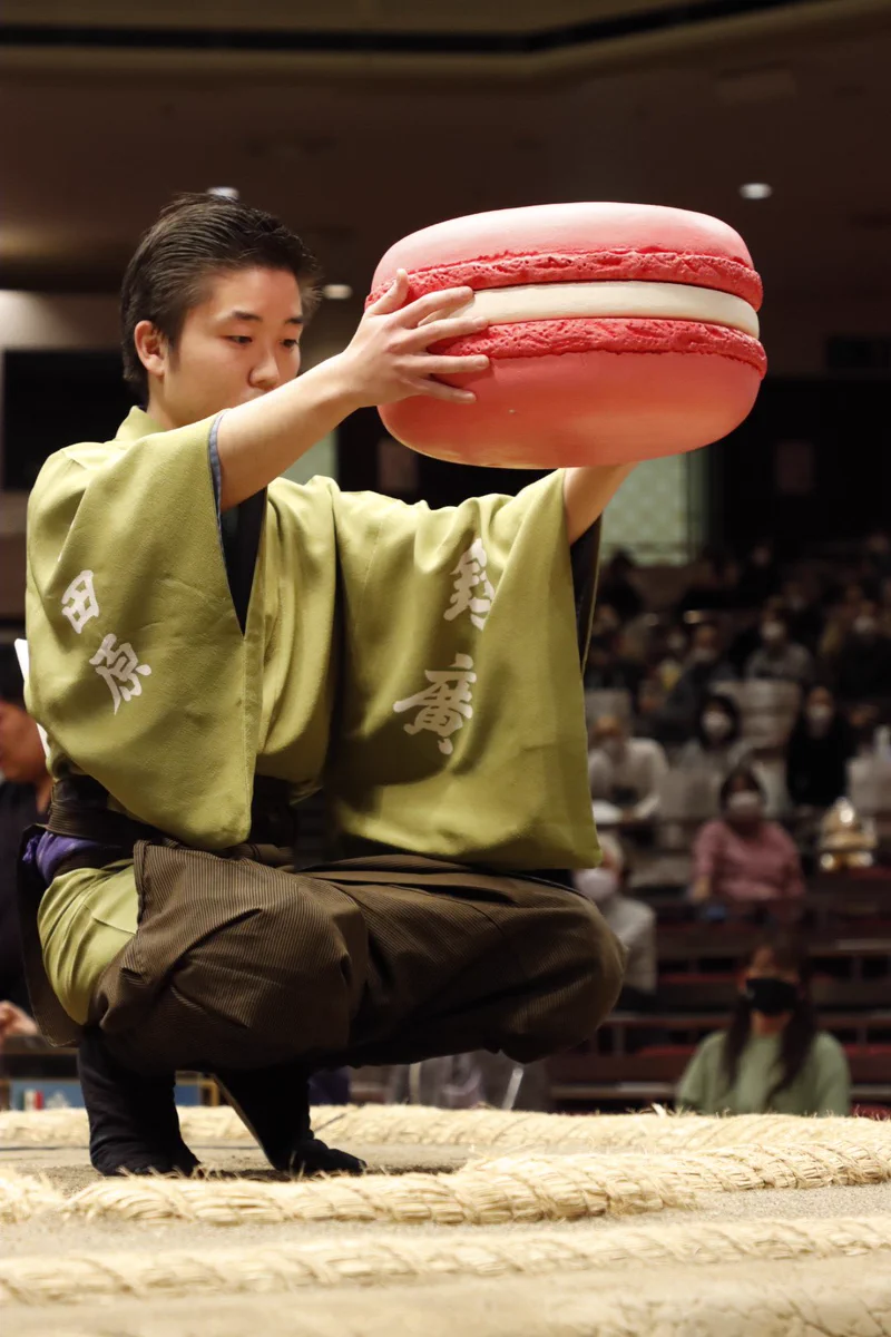 相撲の土俵上にピンクの巨大マカロンが！日仏友好杯の優勝力士に贈られる副賞！