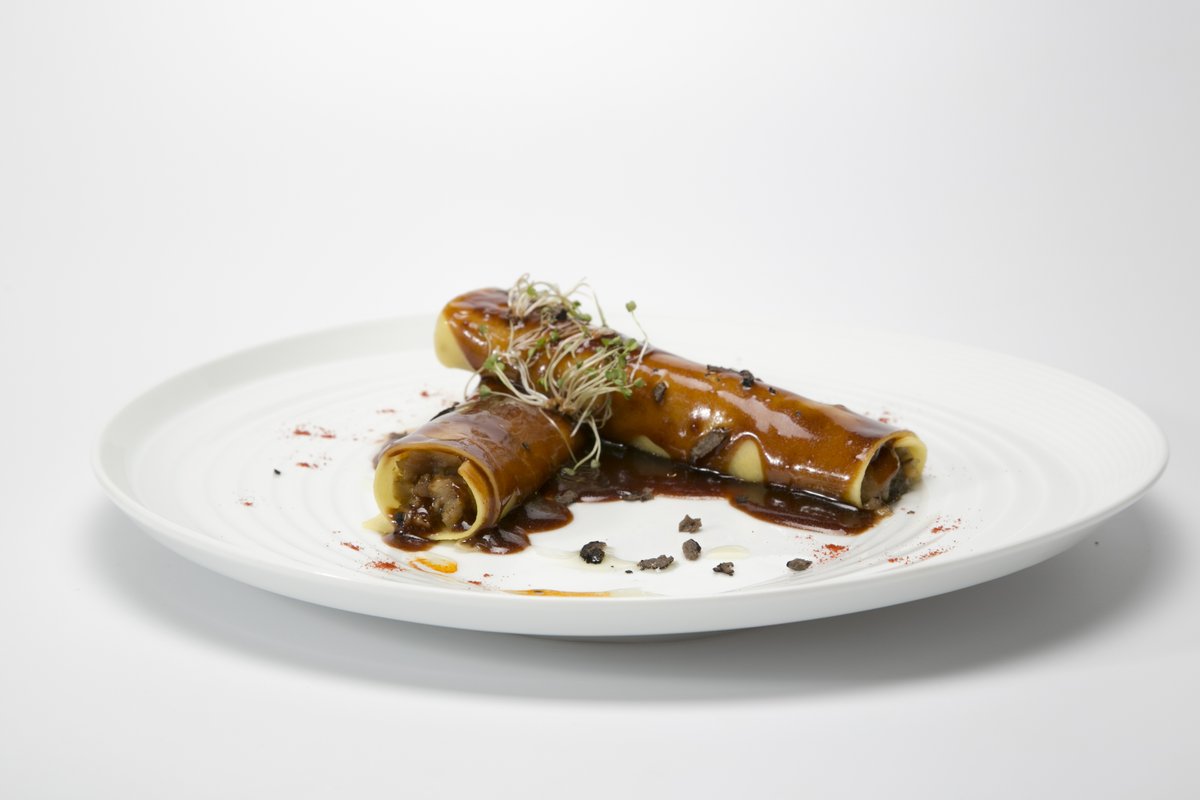 Canelones de pies de cerdo con ceps, trufa y foie a la salsa de Oporto👨‍🍳
¿Te animas a probarlos? 
.
.

#casafuster #food #foodie #restaurante #gastronomia #carta #yummy #brasa #canelones