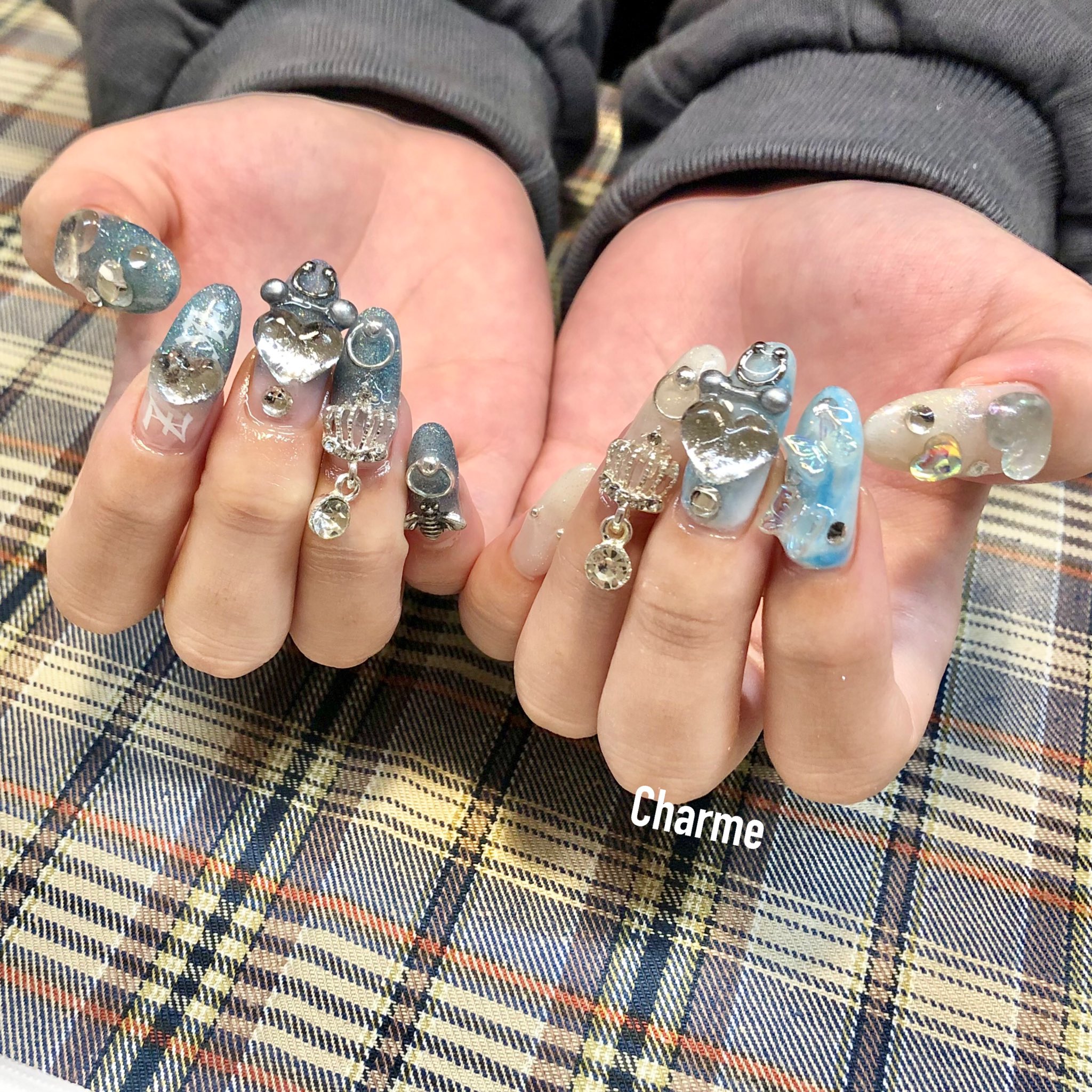 Charme Haru ゴテゴテのネイル ゆらゆら揺れるチャームパーツ人気です Nails Nail Nailart ネイル ネイルアート ジェルネイル Nailsaloncharme シャルム 札幌ネイルサロン 派手ネイル パーツ ネイル チャームネイル ハートネイル