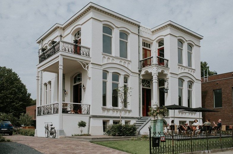 Origineel overnachten in een Art nouveau boutique hotel. Na een tijd lang verbouwen waarbij veel oude details in ere zijn hersteld is dit mooie pand in Goirle omgetoverd naar een boutique hotel met 8 luxe suites met een absoluut wauw-effect! 
 buff.ly/2Y3vGch