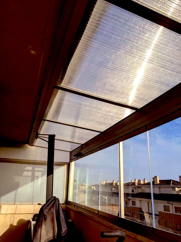 Este cliente es muy aficionado al deporte, ¿hay mejor lugar para tener un gimnasio que tu propia casa? En tu #terraza, con luz natural y la versatilidad de poder abrir y cerrar; de ventilar dependiendo de la estación del año. Creo que lo conseguimos sobradamente, y él encantado.