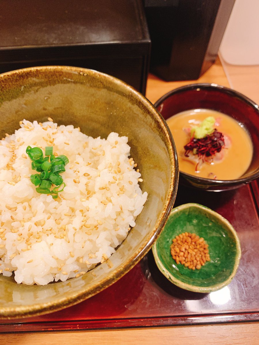 チャカさん 新宿曙橋にある鯛塩そば 灯花 とうか 本店に行ってきましたー この澄んだスープから立ち登る 鯛の風味は食欲をそそります 美味い セットで〆は鯛茶漬け チャーシューが美味いから 沢山召し上がりたい方は 肉増しの替玉で茶漬けなしが