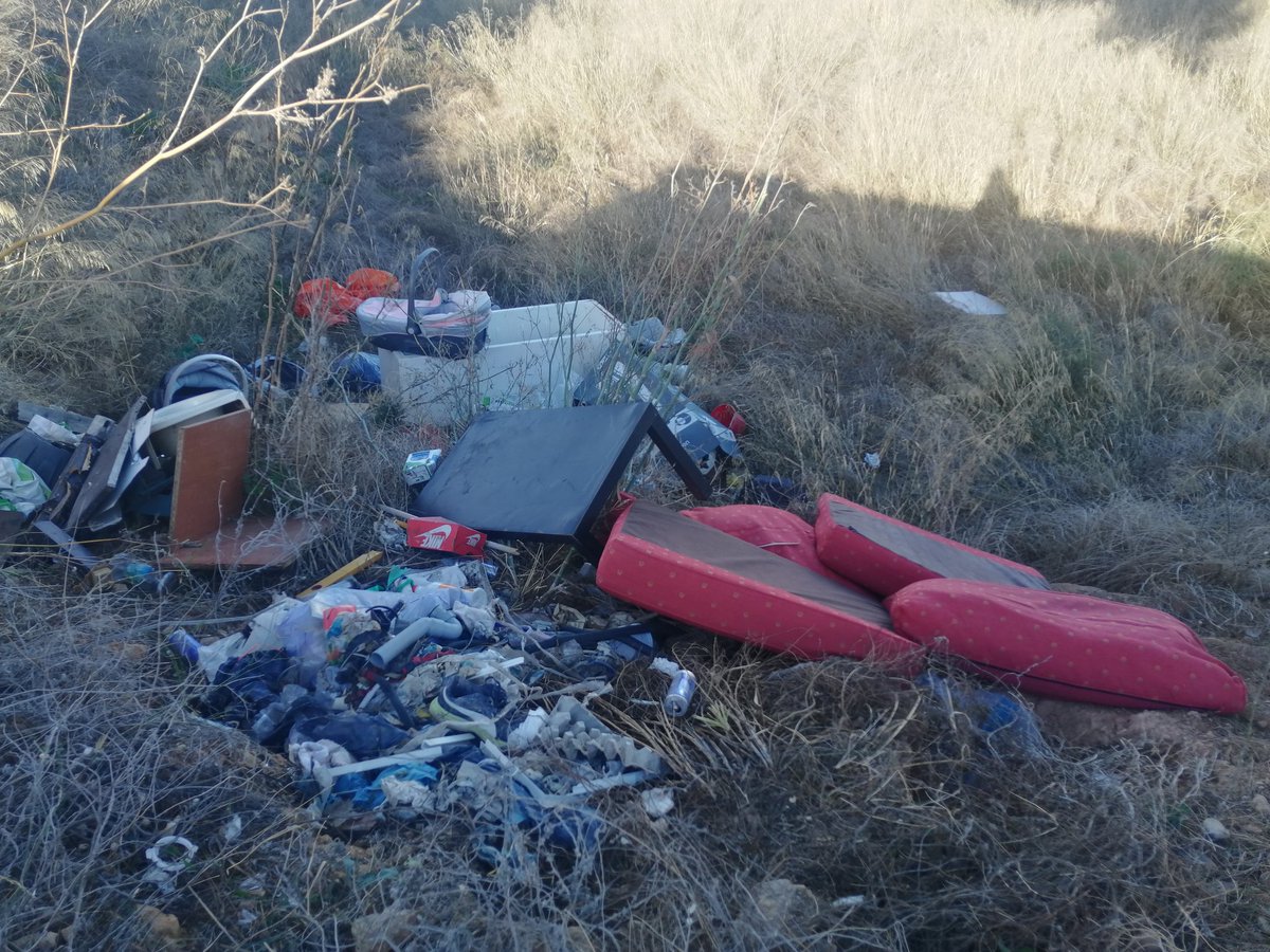 Virvhp's tweet photo. De verdad Señores del @AytoMurcia no van a hacer nada por limpiar el monte? Tenemos que hacerlo todo los ciudadanos? Cada vez más cosas nuevas y nadie hace nada. Es vergonzoso. https://t.co/m7eUOCH5hf