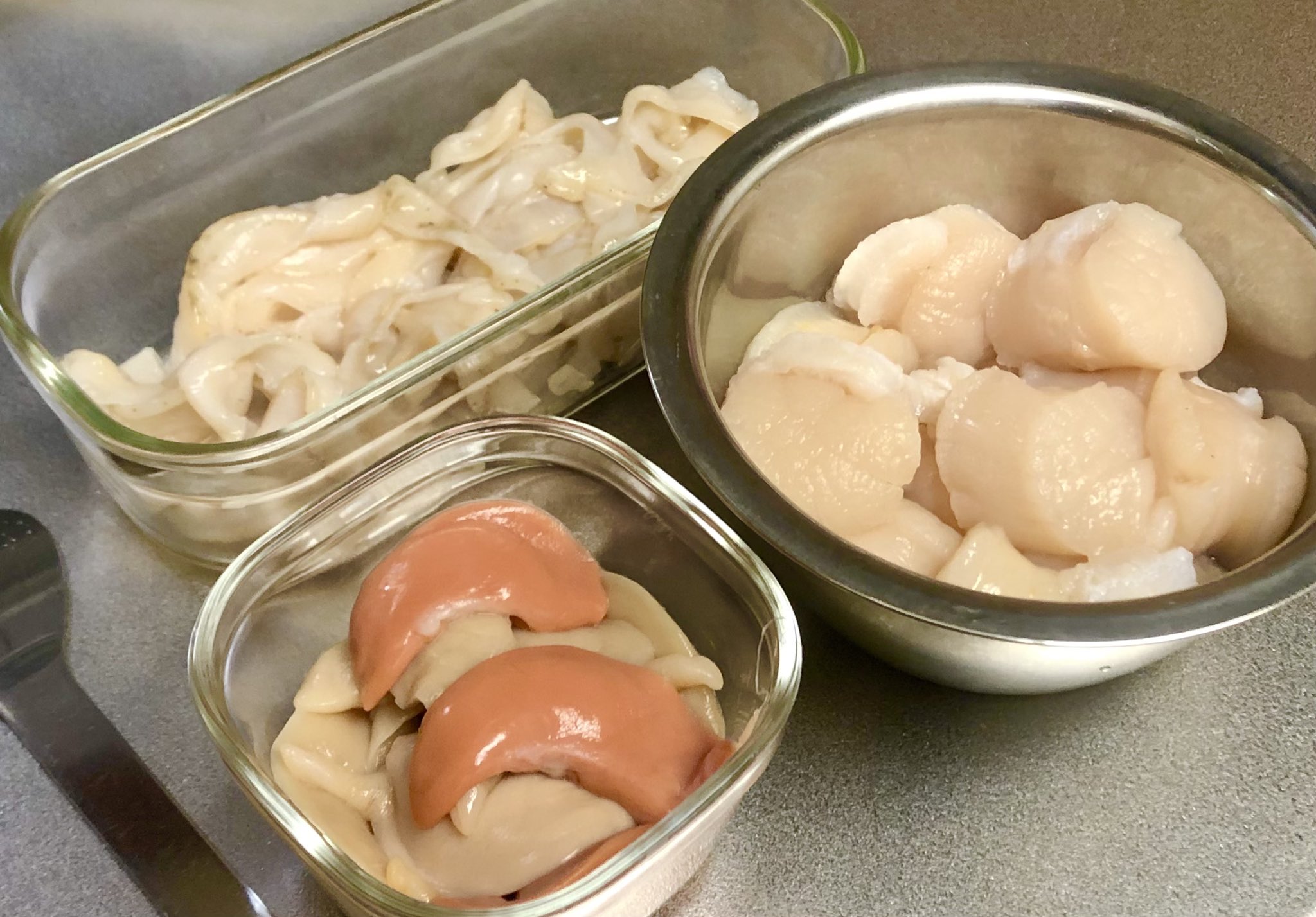 山本ともひろ Pa Twitter Tomo Sキッチンへの挑戦状 先ず 付属のヘラで 頂いた全てのホタテを貝殻から剥がす そして ウロ と呼ばれる中腸腺 黒い部分 を取り除き 貝柱 ヒモ 生殖巣 オレンジ 白 エラに分解 ウロとエラは捨て 他の部位を塩水で洗う