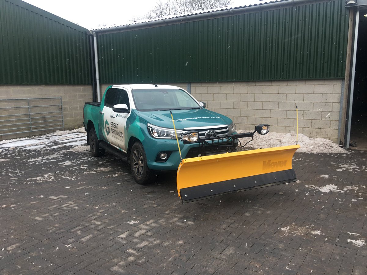 More #snow forecast for today and we are getting some of our kit ready to go out.
@LandRoverUKPR, we think that our @LandRover_UK  #Discovery is the first in the country with this specialist snow #plough adaption. <a href="/meyerproducts/">Meyer Products</a> <a href="/kerstenuk/">Kersten UK</a>