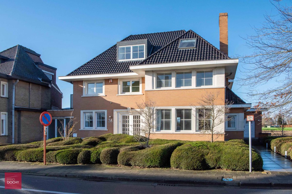 ImmoDochy's tweet photo. #TeKoop Centraal gelegen tussen Tielt en Deinze verkopen wij deze ruime villa in #Aarsele met 5 slaapkamers, 2 burelen met aparte ingang en ruime hobbykamer. Momenteel ingericht als kantoor. Volledig onderkelderd. 𝗜𝗻𝘁𝗲𝗿𝗲𝘀𝘀𝗲?  https://t.co/xSIqldojcz https://t.co/eOpdnJuXXB