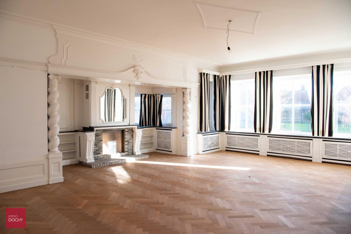 ImmoDochy's tweet photo. #TeKoop Centraal gelegen tussen Tielt en Deinze verkopen wij deze ruime villa in #Aarsele met 5 slaapkamers, 2 burelen met aparte ingang en ruime hobbykamer. Momenteel ingericht als kantoor. Volledig onderkelderd. 𝗜𝗻𝘁𝗲𝗿𝗲𝘀𝘀𝗲?  https://t.co/xSIqldojcz https://t.co/eOpdnJuXXB