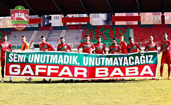 Bugün ki diktatörlüğe varan yolu,biraz da,Türk ve Kürdün sol duyusunu sulandırıp,at iziyle it izinin bir birine karıştığı bir zeminde,aklını şaşırıp,temel hedeflerinden sapmış olmasının yarattığı aptallık döşedi.Gaffar "Baba"yada Uğur Mumcuya methiyeler dizen akıl bunu doğruluyor