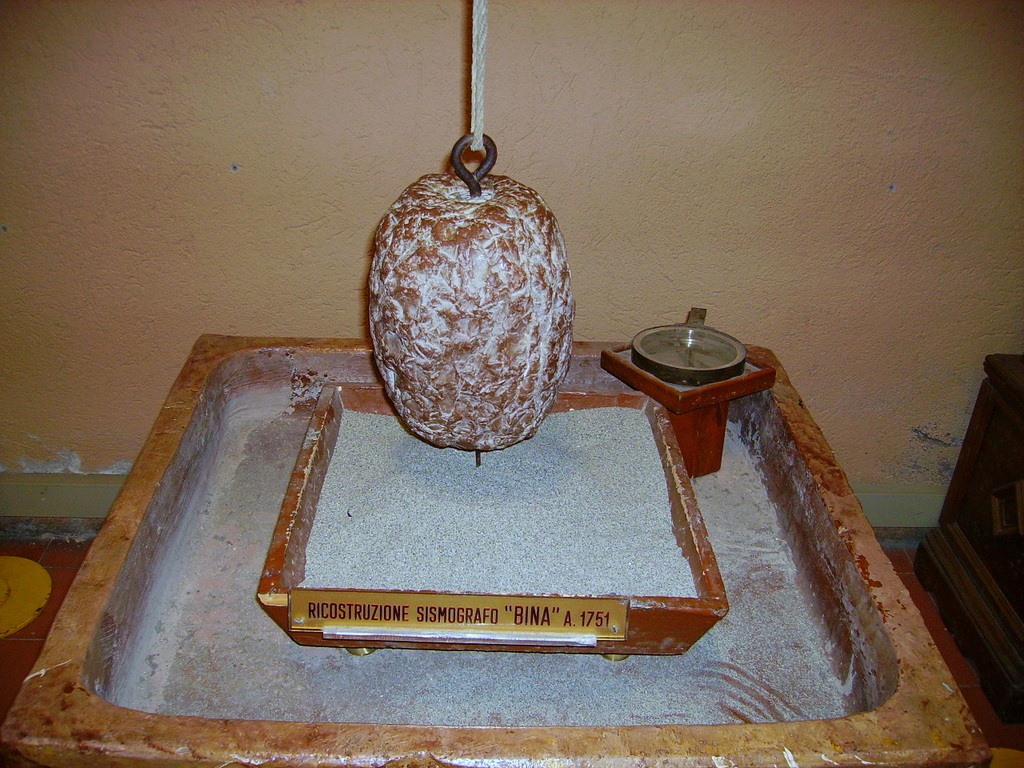 El Padre BINA fue un pionero de la #sismología moderna e inventó el primer  sismógrafo de péndulo en el año 1751. La punta del péndulo, con la sacudida  sísmica, dibuja el terremoto, image size:1024x768