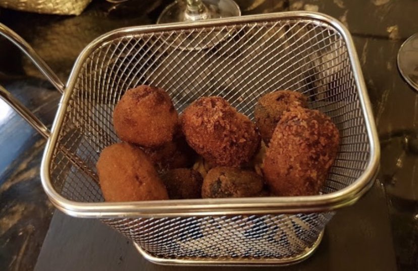 CUATRODEOCHO's tweet photo. #Repost @madrid_fooders CUATRODEOCHO 🤤
Hoy os vengo a hablar de este restaurante, el cual por sus fotos ya podéis ver la increíble decoración, en el centro de Madrid y con una carta exquisita.Os lo recomiendo muchísimo, la atención muy buena.
Precio medio: 20/25€ C/San Mateo,21 https://t.co/lsyHqDgwdi