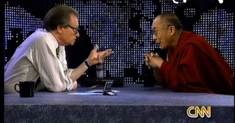 "Konuşma Kralı" mı "Dinleme Kralı" mı?
Postür hep böyle, sosyal mesafe yok, "neden?" en çok sorduğu soru.
Huzur içinde yat 
Larry King.

"The King of Talk" or "The King of Listening"?
Always the same posture, no social distance, "why?" his most frequent question.
RIP Larry King.