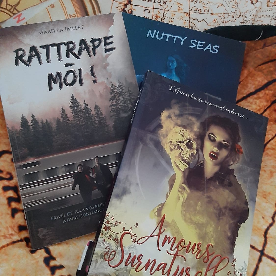 #dimancheromance 
C'est bientôt la St Valentin ♥_♥  Vous ne savez pas quoi offrir ou lire ? Avez-vous envie de fondre avec l'un de mes romans ou mes nouvelles romantiques ?
Aventure, suspense, romance douce-amère ou encore qui a du mordant, c'est parti ⬇️ ♥.♥