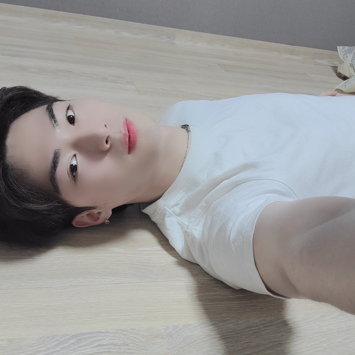 7OC_official's tweet photo. [#한겸]

로즈들 저랑 손목 운동 하실래요?

시~작!!

#세븐어클락 #송한겸 #로즈 #♡ #0,1 https://t.co/urnXPc1YEi