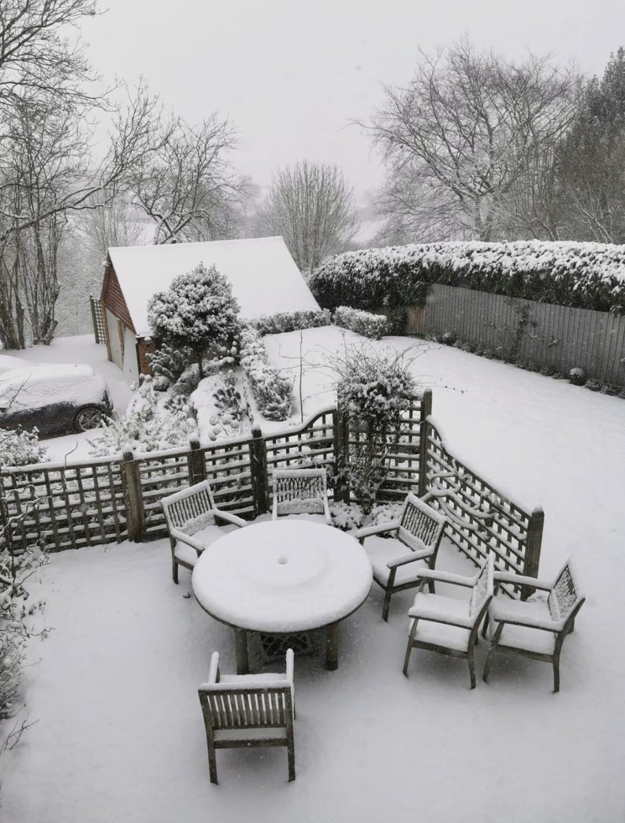 ChadWeather's tweet photo. Latest radar showing where the #snow is falling. The area is pivoting so some western & southern parts of the region might see some light snow or flurries today. Image from my brother's in #Shenington near #Banbury. #uksnow @snowwatchGB ❄️ https://t.co/GFEIcj4JGd