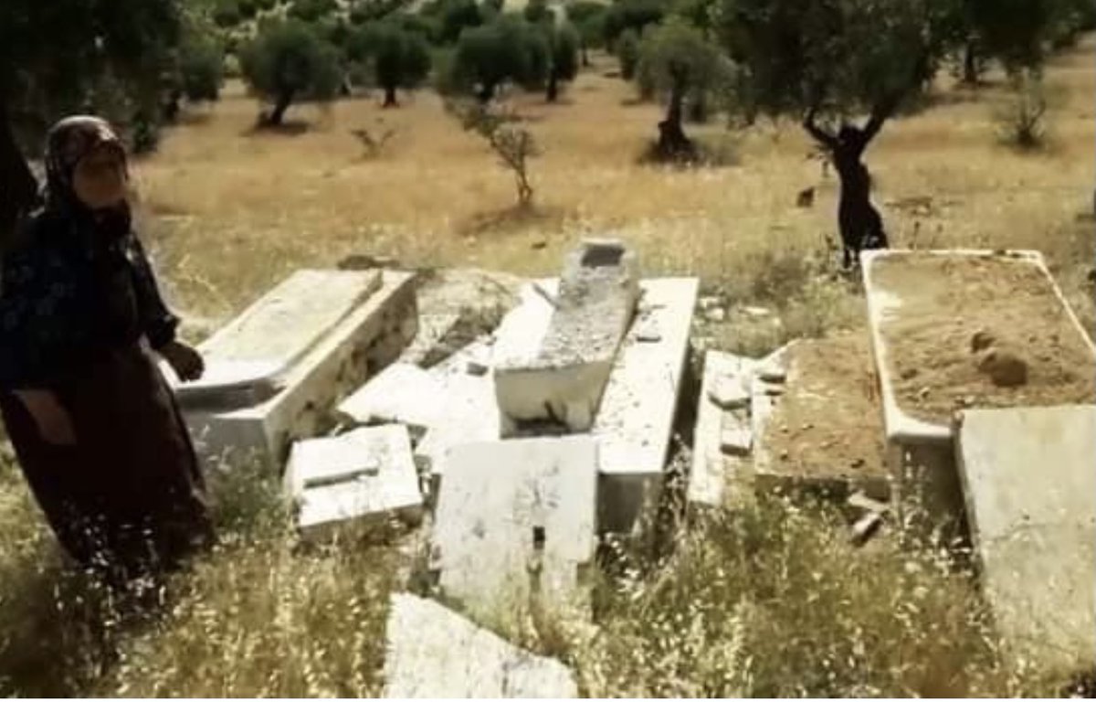 Les tombes de Yezidies ont toutes été détruites. La c’est la tante de ma mère en vidéo qui montre les tombes de mes grands parents.Les jihadistes l’ont laissés aller voir les tombes, uniquement ce jour, celui du ramadan. Encore une insulte quand on est Yezidi.