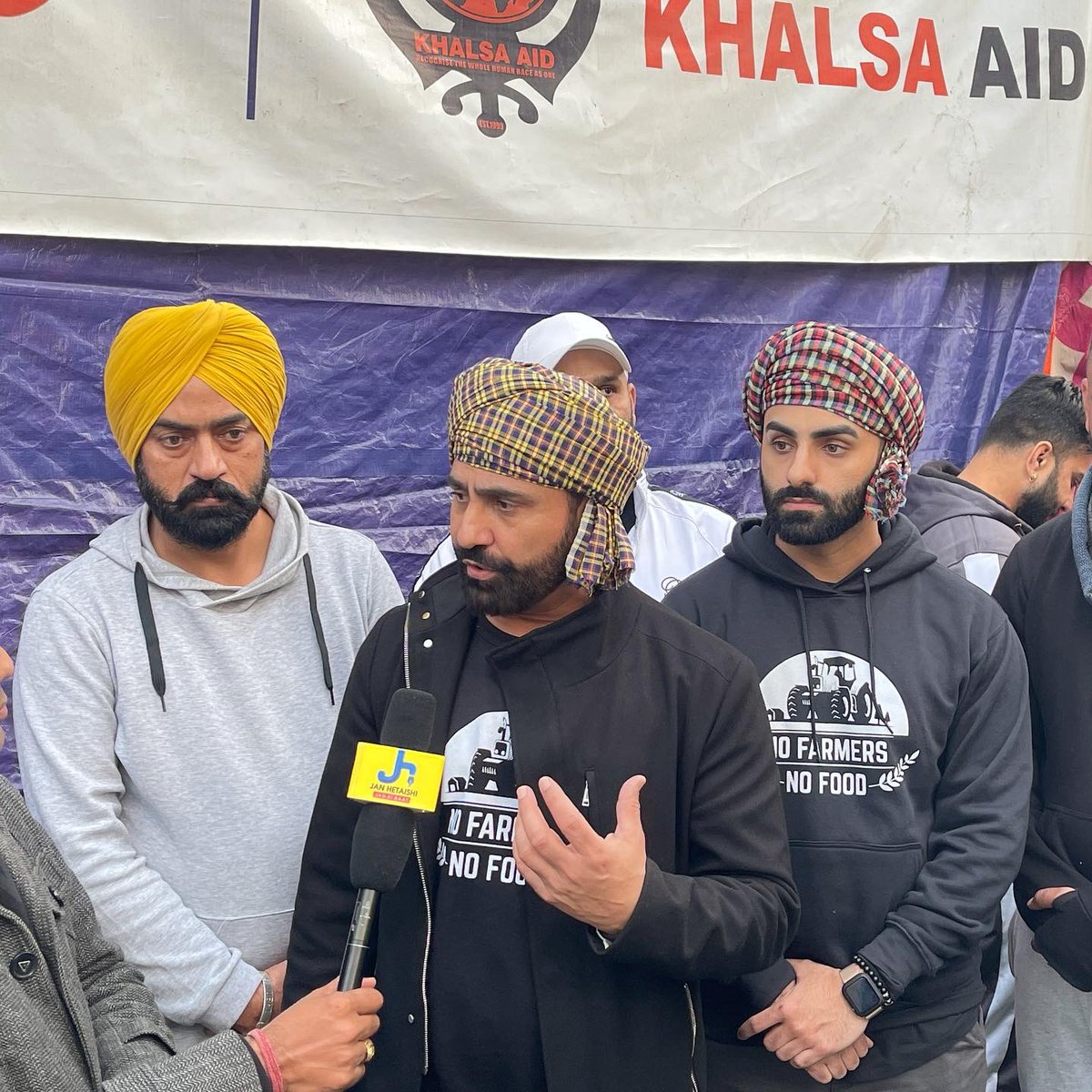 GurvarCheema's tweet photo. Fortunate to visit the border again alongside with the members of our pind. We are blessed to be able to do our share of seva towards the many kisaans that are striving to fight for their rights in this harsh weather.  #SinghuBorder #GurvarCheema https://t.co/mi5CNPncHJ