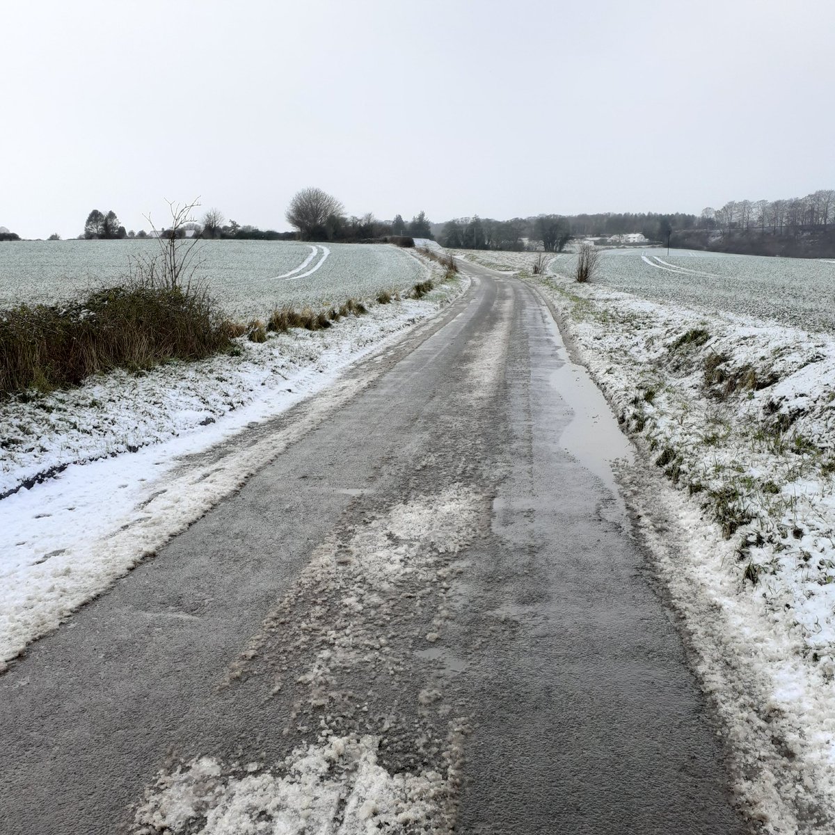 The one day of the year Hampshire feels good about buying the Discovery... #Snowuk