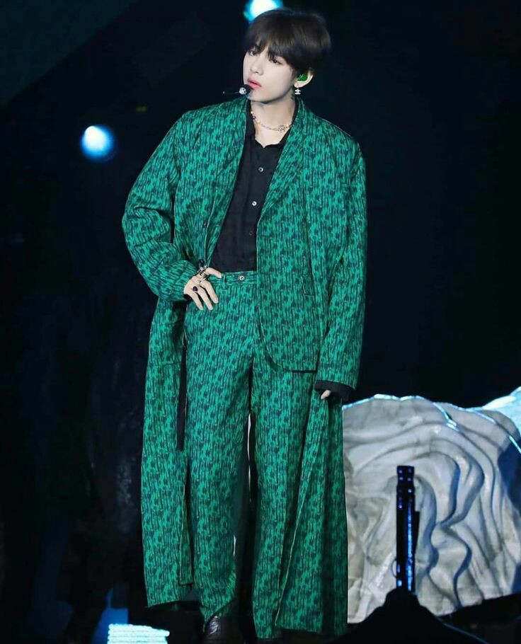 ͏      ͏͏ ~KIM TAEHYUNG AS EYESHADOWS ~~     an aesthetic ~~~a thread to must see~