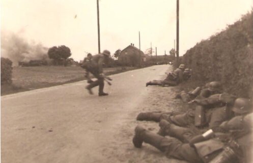 ‘Employment of the Gruppe in surprise fire’General - Lmg gunners & Schützen cannot conduct a fire fight over a long period of time. An effort should always be made, therefore, so that they may go into position & fire without being discovered. 1) #Tactics  #SWW  #WW2  #History