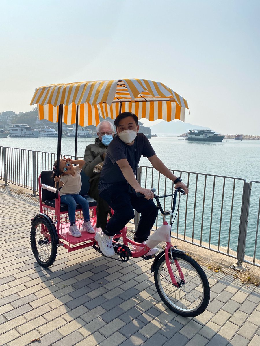 weixiong's tweet photo. He has been everywhere lately. He even crashed our family outing. 😂

#berniesanders #berniesandersmemes https://t.co/Q7BXj6W8Ep
