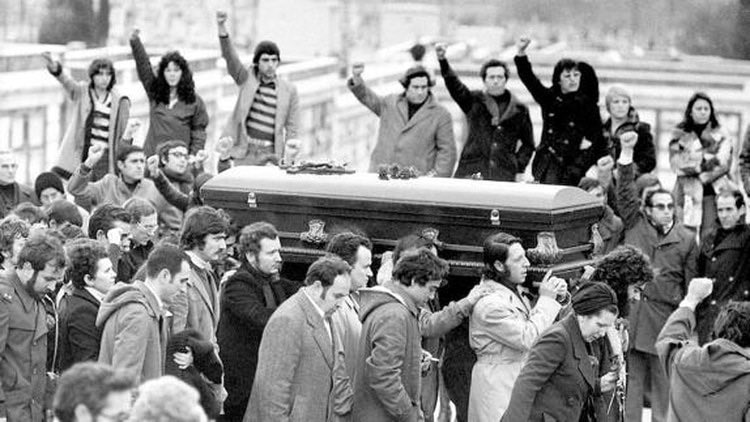 24/01/1977. Calle Atocha 55, Madrid. 3 falangistas de la Gladio-CIA acribillan a tiros contra la pared de su despacho a 9 trabajadores y abogados laboralistas. Asesinan a 5.

El Estado tardó 25 años en homenajearles y 41 en detener al último de sus asesinos.

Hoy hace 44 años.