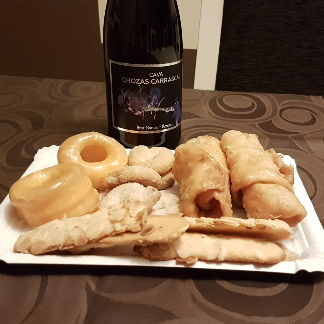 TuClubdeVinos's tweet photo. Chozas Carrascal Brut Nature Reserva, un expectacular cava valenciano para acompañar estos deliciosos dulces típicos de Cuenca. 

#ChozasCarrascal #Cava #CavaValenciano #HornodeTevar #Cuenca https://t.co/FQXUoyXgro