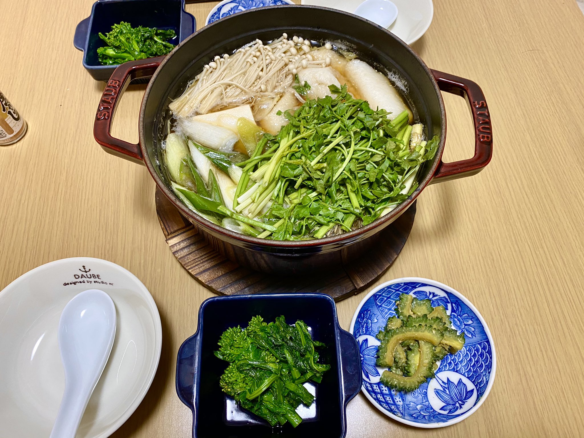 Makimura 晩ごはん きりたんぽ鍋 菜の花の瞬間蒸し ゴーヤの味噌炒め きりたんぽ久しぶりだな これもせりがたっぷり食べられる 根っこ洗うの大変だけど ちょっと黒い状態で食べてしまうけど大丈夫かしらね 菜の花の瞬間蒸しは本当に美味しい 最も