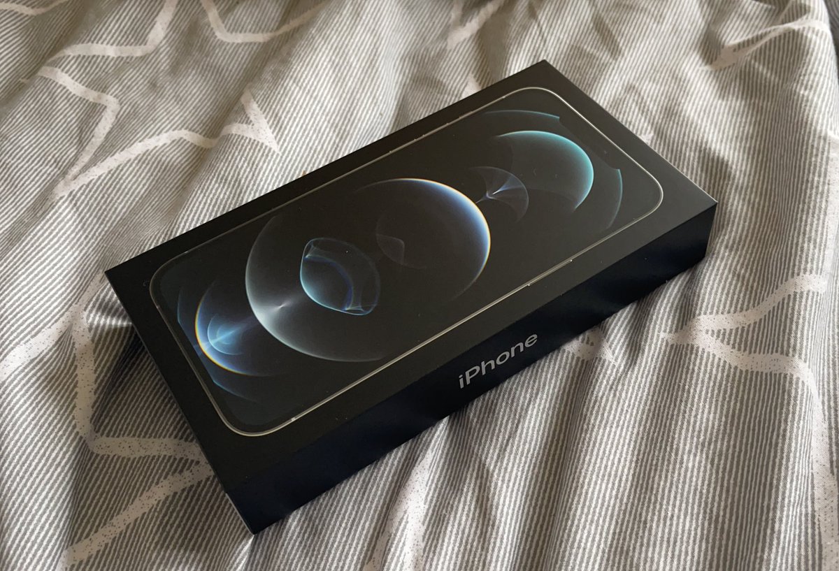 watson_hm's tweet photo. Well the inevitable happened. Bye bye galaxy note 20 ultra 5G. Hello iPhone 11 Pro Max. Early birthday present. https://t.co/ioinY81ZYV