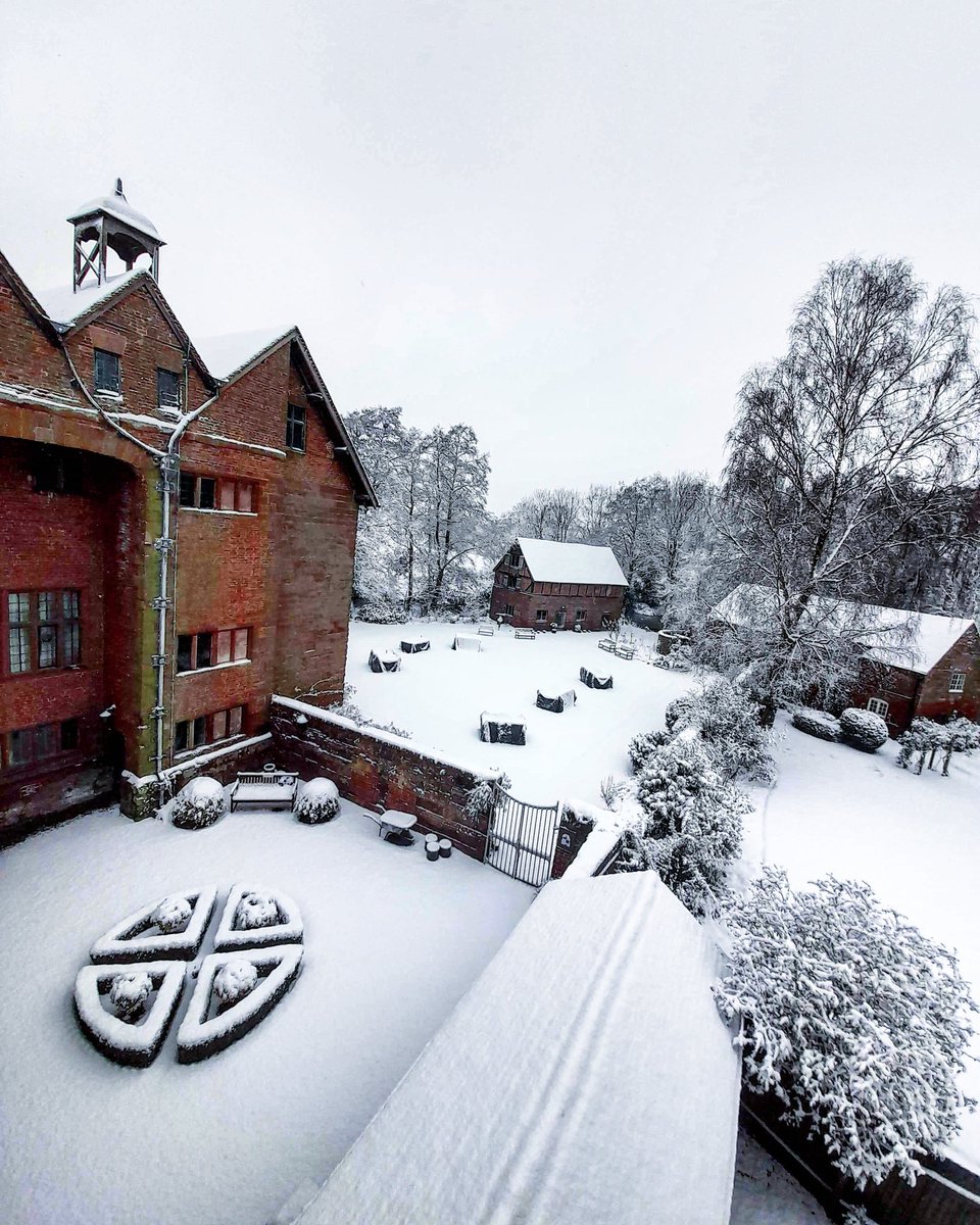 HallHarvington's tweet photo. Here we go again! ❄ Harvington is under a thick white blanket once more. Thank you to our volunteer/tenant James for taking these photos this morning 😊 https://t.co/c7MSCHo0Nh