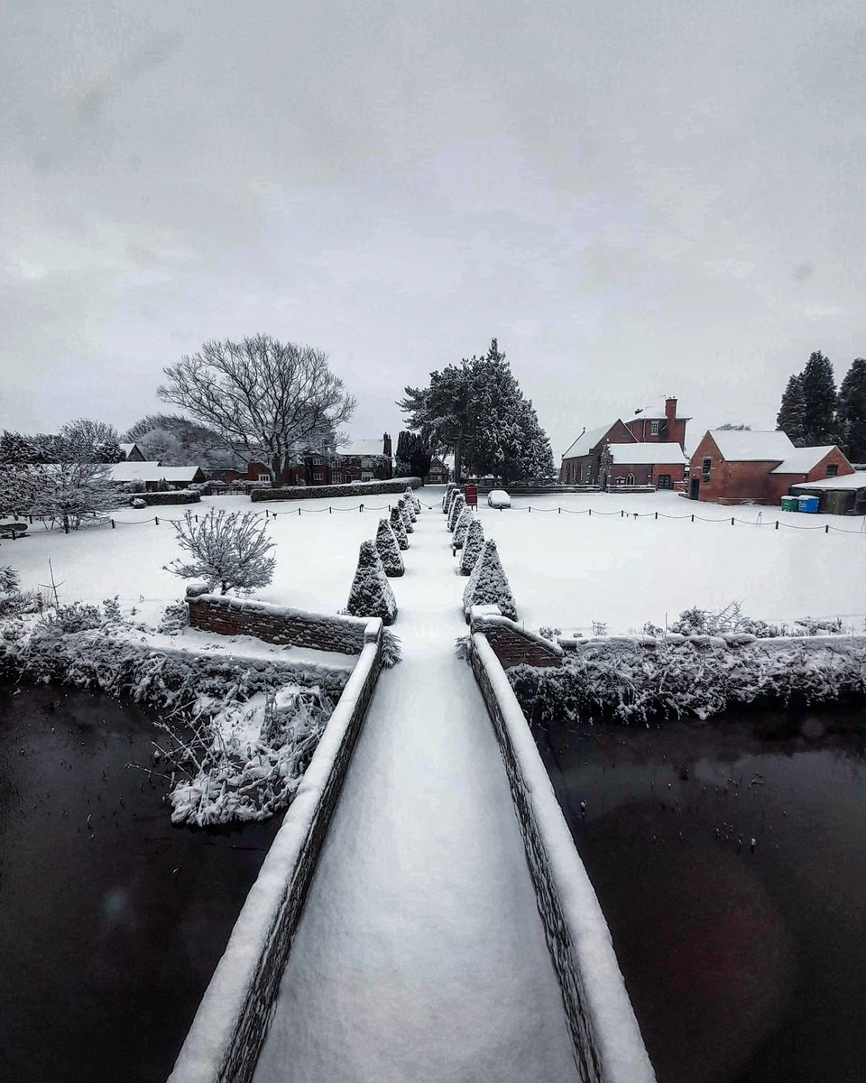 HallHarvington's tweet photo. Here we go again! ❄ Harvington is under a thick white blanket once more. Thank you to our volunteer/tenant James for taking these photos this morning 😊 https://t.co/c7MSCHo0Nh