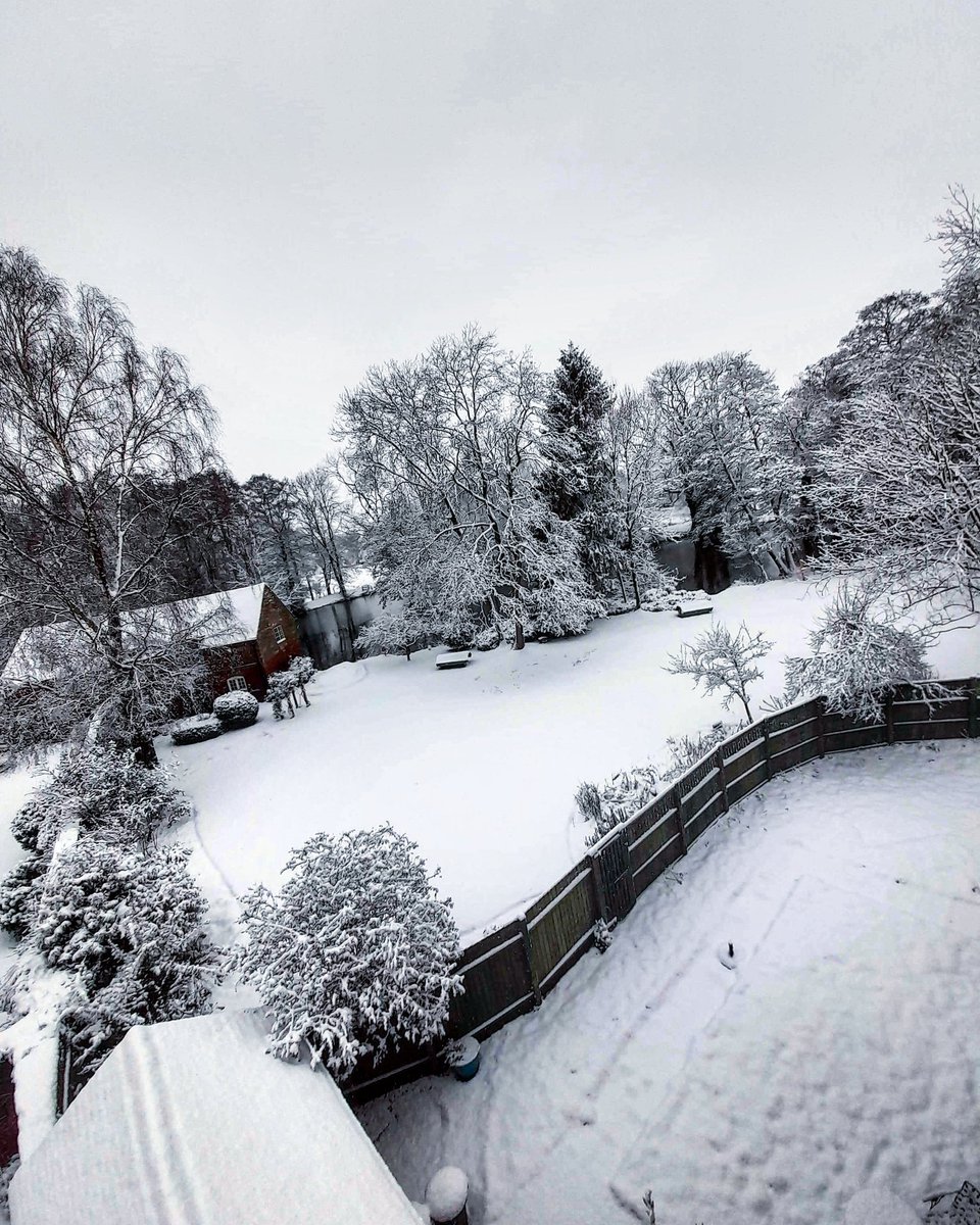 HallHarvington's tweet photo. Here we go again! ❄ Harvington is under a thick white blanket once more. Thank you to our volunteer/tenant James for taking these photos this morning 😊 https://t.co/c7MSCHo0Nh