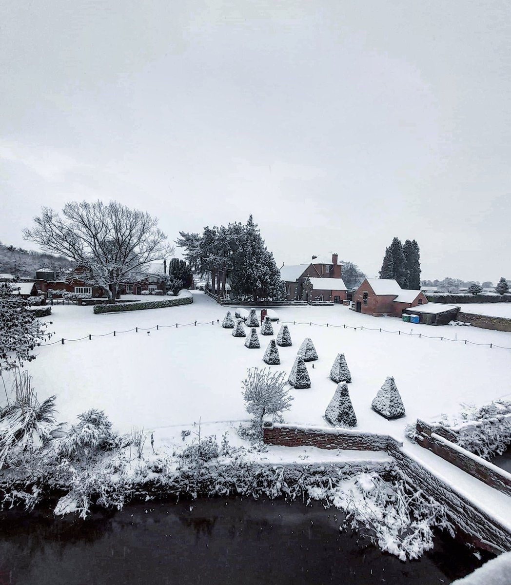 HallHarvington's tweet photo. Here we go again! ❄ Harvington is under a thick white blanket once more. Thank you to our volunteer/tenant James for taking these photos this morning 😊 https://t.co/c7MSCHo0Nh